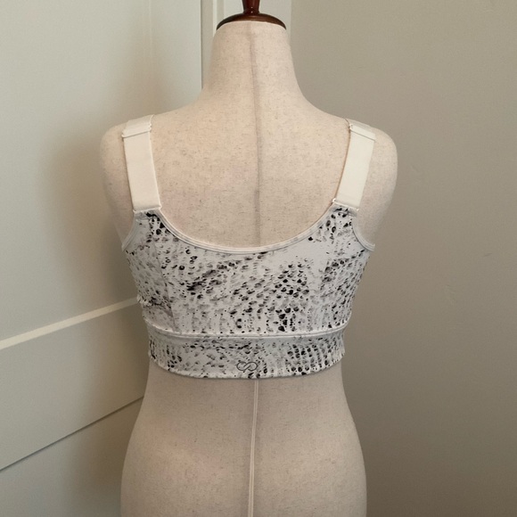 CALIA by Carrie Underwood White and Black Patterned Top - Picture 2 of 3